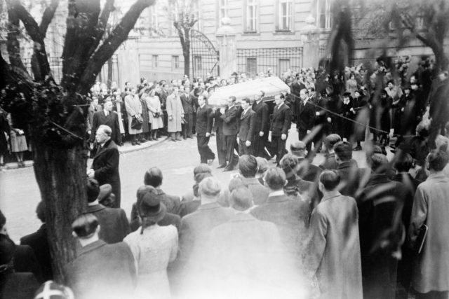 Pohřeb Jana Opletala 15. listopadu 1939 | foto: ČTK