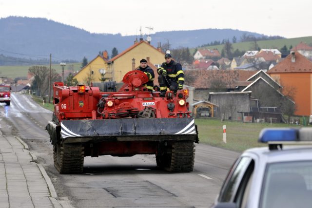 Vlachovice-Vrbětice,  na cestě k muničnímu skladu | foto: Dalibor Glück,  ČTK