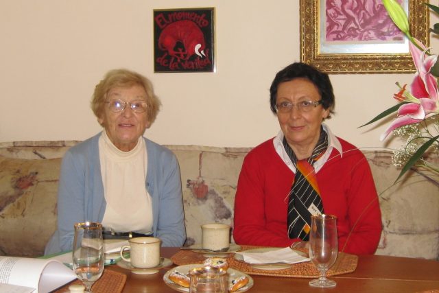 Helena Kosková  (vpravo) se sestrou Evou Vaňkovou v roce 2012 | foto: Post Bellum