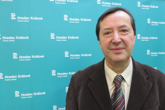 doc. PhDr. Jaromír Kovárník,  CSc. ve studiu Českého rozhlasu Hradec Králové  | foto: Milan Baják,  Český rozhlas