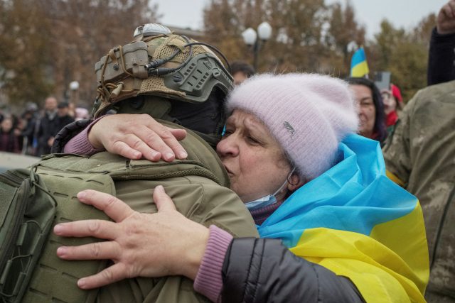 Vítání ukrajinských vojáků v Chersonu | foto: Reuters