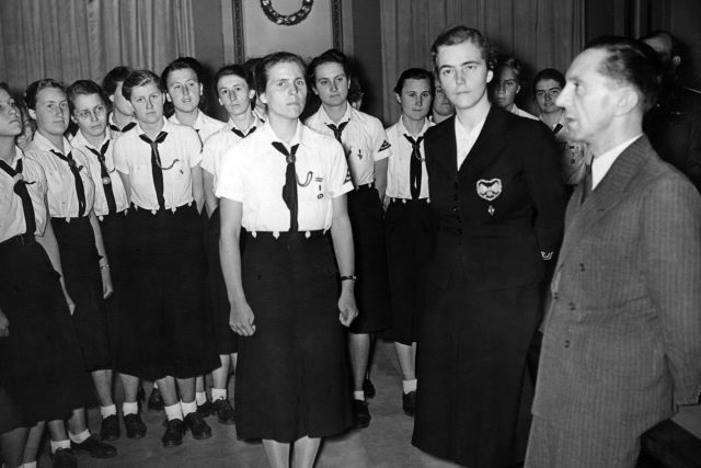 Jutta Rüdigerová  (vpravo v tmavém) a Joseph Goebbels vítají sto vedoucích ze Svazu německých dívek  (BDM) z Würtemberska,  7. září 1940 | foto: ČTK / Sueddeutsche Zeitung-Photo / Scherl