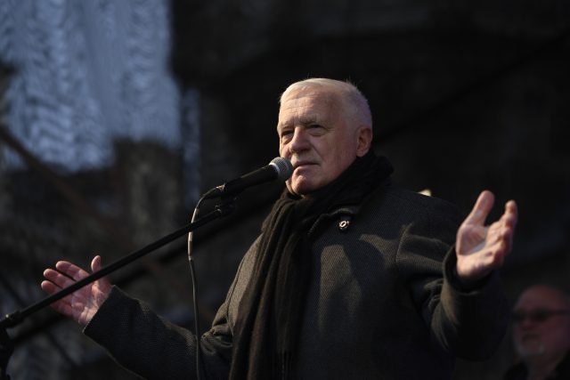 Bývalý prezident Václav Klaus na pražském Staroměstském náměstí | foto: Ondřej Deml,  ČTK
