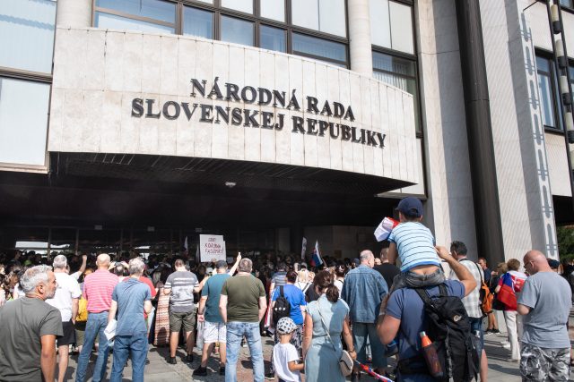 Demonstrace před budovou slovenského parlamentu | foto: Fotobanka Profimedia