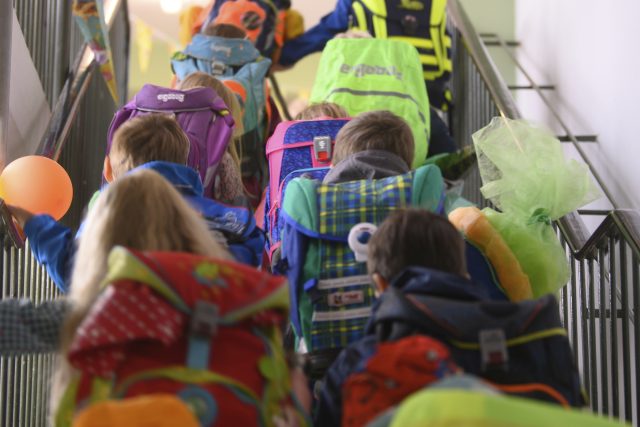 Žáci nastupují do školy | foto:  Robert Michael,  ČTK/AP