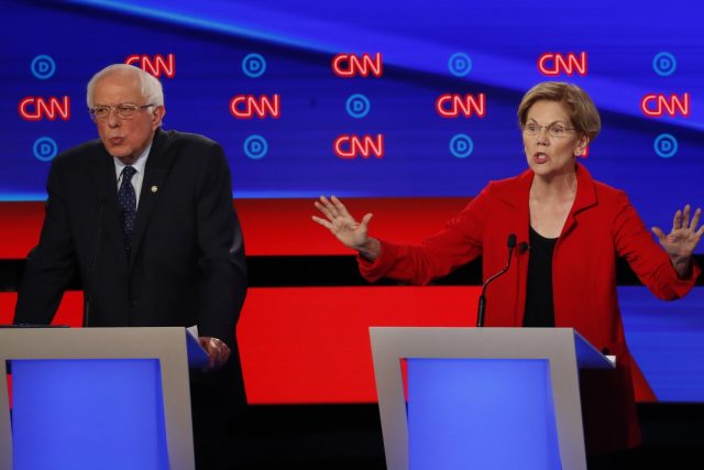 Bernie Sanders a Elisabeth Warrenová během televizní debaty  | foto: Paul Sancya,  ČTK/AP