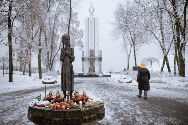 Lidé v Kyjevě si připomínají oběti hladomoru z let 1932 až 1933,  který zabil miliony Ukrajinců | foto: Fotobanka Profimedia