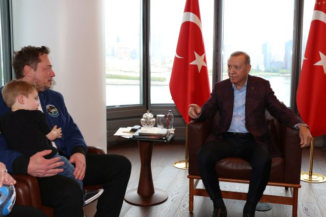 Elon Musk měl během jednání s tureckým prezidentem Recepem Tayyipem Erdoganem na klíně svého syna | foto: ČTK / AP