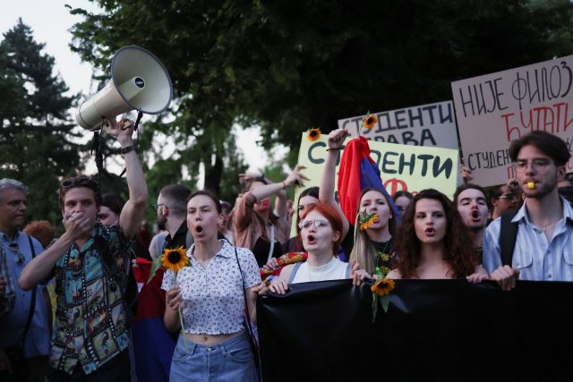 Srbsko proti násilí. Na demonstraci v Bělehradu přišly o víkendu protestovat desítky tisíc lidí | foto: Marko Djurica,  Reuters