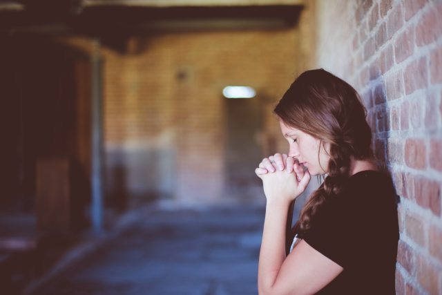 modlení,  modlící se dívka | foto: Ben White,  Unsplash,  Licence Unsplash