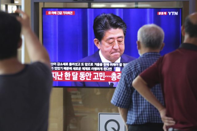 Japonský premiér Šinzó Abe odstupuje z funkce | foto: Ahn Young-joon,  ČTK/AP