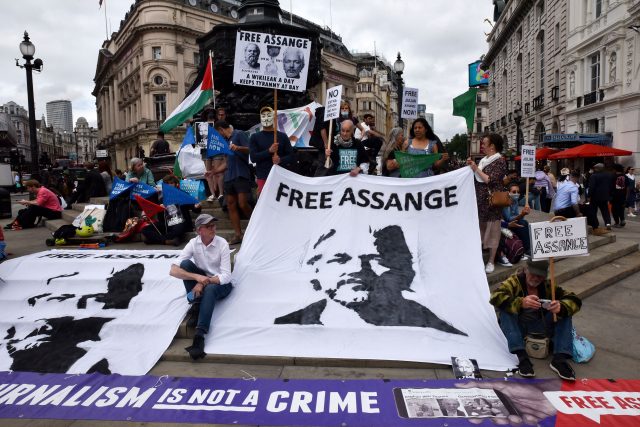 Demonstranti v Londýně požadují propuštění Juliana Assange | foto: Fotobanka Profimedia