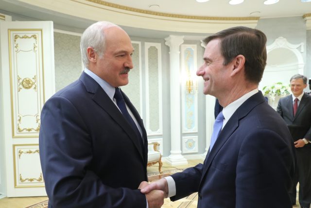 Běloruský prezident Alexander Lukašenko a náměstek státního tajemníka USA pro politické otázky David Hale | foto: Fotobanka Profimedia