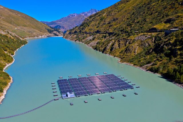 Solární plovoucí elektrárna ve Švýcarsku na nádrži Lac des Toules | foto: Profimedia