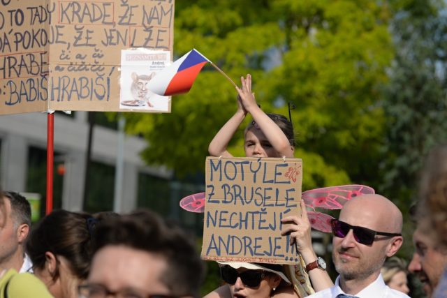 Demonstrace proti ohrožení vlády práva v ČR a českému premiéru Andreji Babišovi v Bruselu | foto: Jakub Dospiva,  ČTK/AP