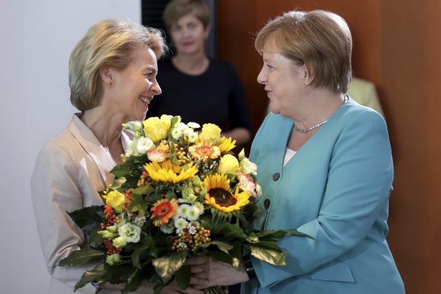 Ursula von der Leyenová doprovází Merkelovou v jejích vládách už od roku 2005 | foto: Michael Sohn,  ČTK/AP