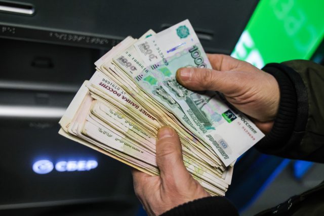Ruská měna výrazně oslabuje | foto: Fotobanka Profimedia