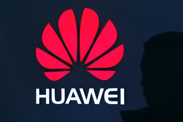Huawei je jedna z nejdůležitějších čínských technologických společností. Logicky se tedy nabízí jako jeden z hlavních cílů Trumpovy administrativy ve snaze zpomalit nebo zastavit čínský vstup do některých technologických oblastí | foto: Andy Wong,  ČTK/AP