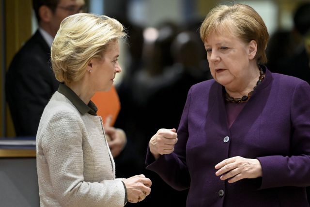 Zleva šéfka Evropské komise Ursula von der Leyenová a německá kancléřka Angela Merkelová | foto: Fotobanka Profimedia