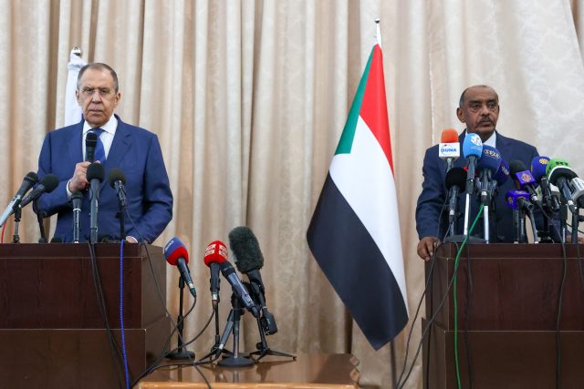 Ruský ministr zahraničí Sergej Lavrov a úřadující ministr zahraničí Súdánu Ali al-Sadik | foto: Fotobanka Profimedia