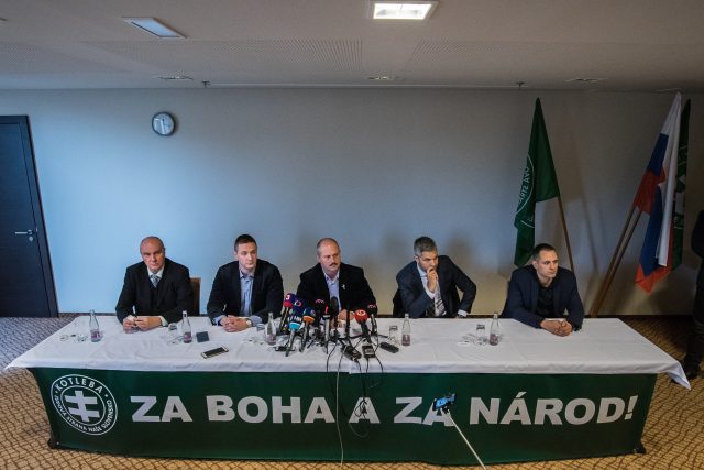 Uprostřed předseda strany ĽSNS Marian Kotleba | foto: Fotobanka Profimedia