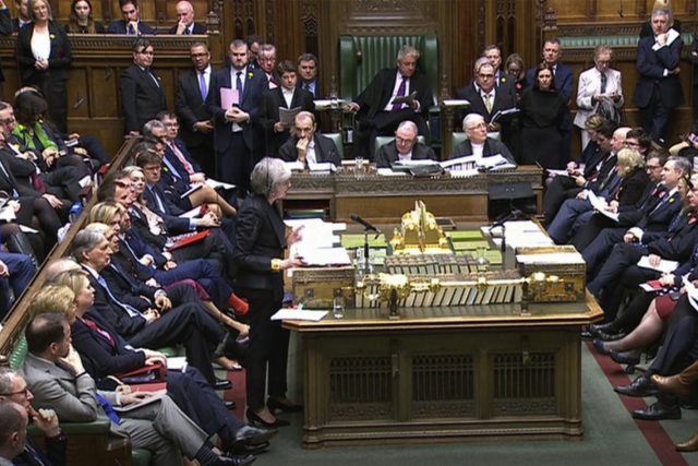 Britská premiérka Theresa Mayová ve sněmovně | foto: ČTK/AP