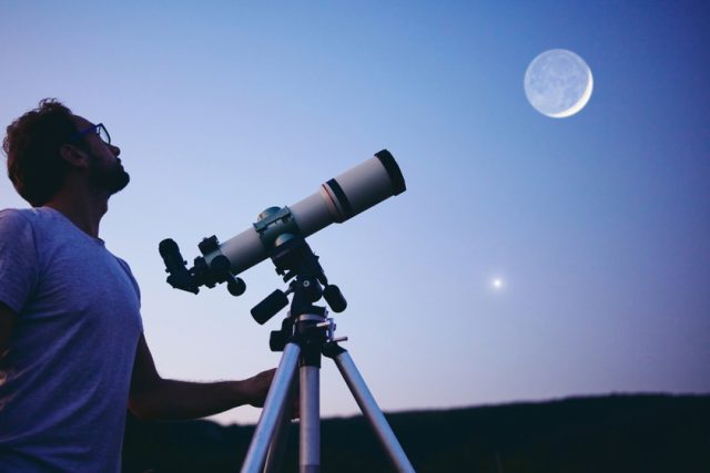 Pozorování Měsíce | foto: Shutterstock