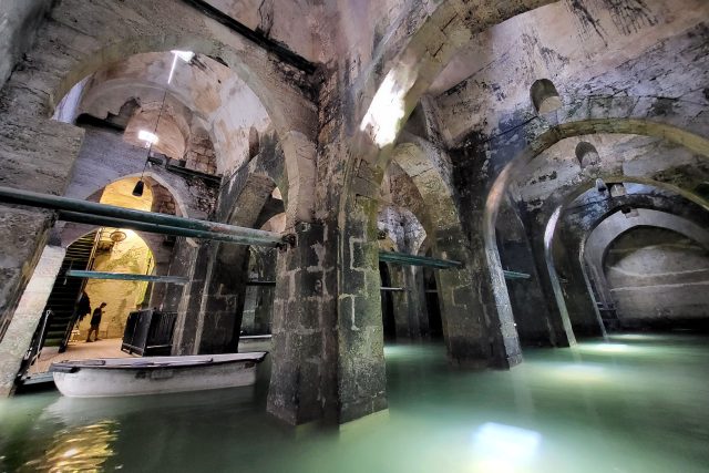 Cisterny se nacházejí v podzemí,  ale světlo sem proniká světlíky z povrchu a tvoří krásné světelné efekty | foto: Štěpán Macháček,  Český rozhlas