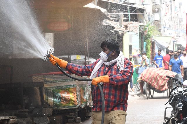 Aplikace dezinfekce proti šíření koronaviru,  Nové Dillí | foto: Fotobanka Profimedia
