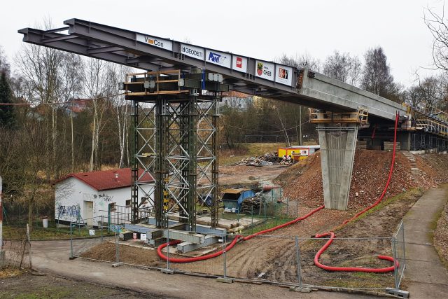 V Chebu pokračuje výstavba nové lávky přes železniční nádraží | foto: Zdeněk Trnka,  Český rozhlas