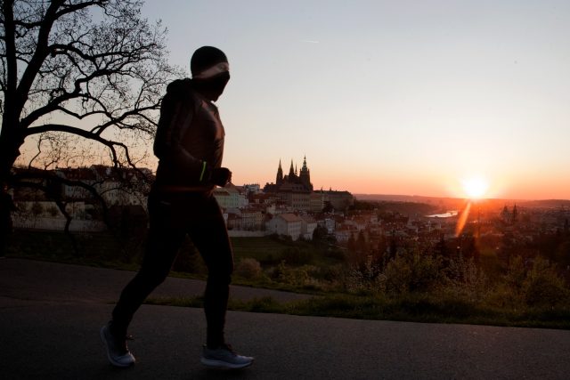 Běžec a východ slunce nad Prahou | foto: Michal Růžička,  MAFRA / Profimedia