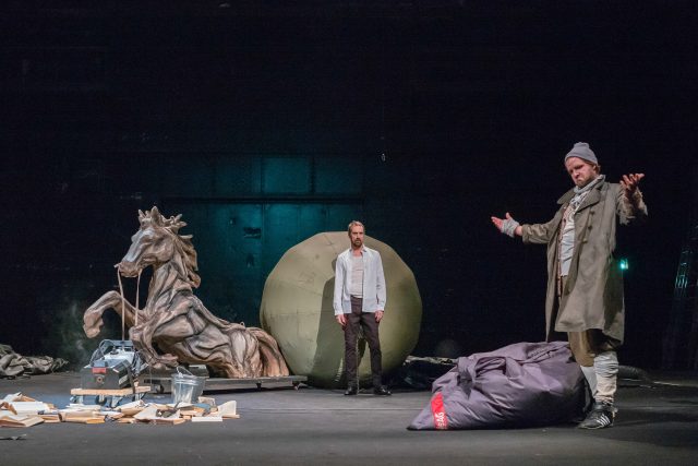 Inscenace Zmoudření Dona Quijota v Divadle na Vinohradech | foto: Viktor Kronbauer,  Divadlo na Vinohradech
