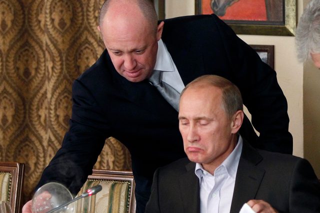 Jevgenij Prigožin a Vladimir Putin v roce 2011 | foto: ČTK / AP