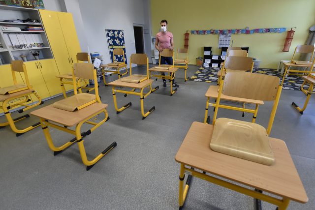 Prázdná škola v Ludgeřovicích čeká na návrat dětí | foto: Jaroslav Ožana,  ČTK