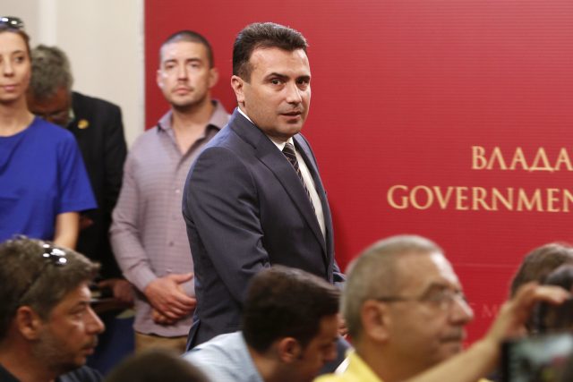 Makedonský předseda vlády Zoran Zaev na tiskové konferenci v budově vlády ve Skopje | foto: Boris Grdanoski,  ČTK/AP