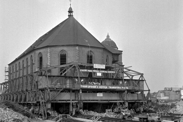 Přesun kostela Nanebevzetí Panny Marie v Mostě | foto: Oldřich Holan,  ČTK