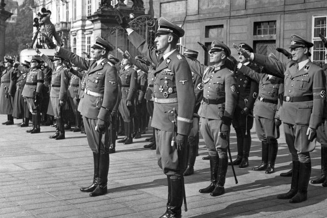 Pražský hrad v neděli 28. září 1941 dopoledne. SS-Gruppenführer Reinhard Heydrich se právě oficiálně ujal vlády nad protektorátem Čechy a Morava | foto: Archiv Eduarda Stehlíka