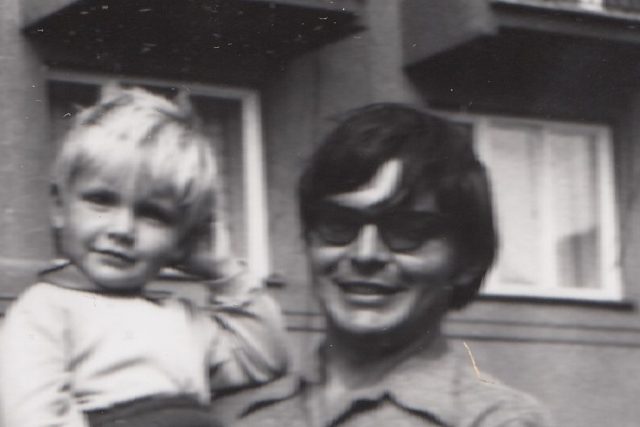 Miroslav Jeník se svým synem v první polovině 70. let 20. století. Na očích má černé brýle,  které musel nosit poté,  co utrpěl zranění při výbuchu ruské cisterny v Desné | foto: Post Bellum