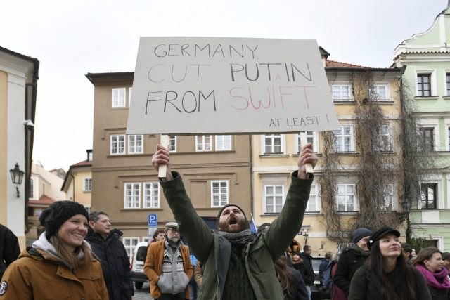 Demonstranti před německou ambasádou v Praze požadovali odstřižení Ruska od systému SWIFT | foto: Michaela Říhová,  ČTK