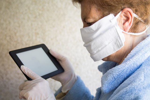 Seniorka s tabletem v době koronaviru | foto: Fotobanka Profimedia