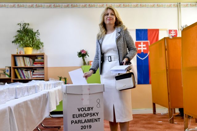 Nastupující slovenská prezidentka Zuzana Čaputová odevzdala 25. května 2019 v Pezinku svůj hlas ve volbách do Evropského parlamentu | foto: Vít Šimánek,  ČTK