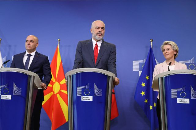 Zleva předseda vlády Severní Makedonie Dimitar Kovacevski,  albánský premiér Edi Rama a předsedkyně Evropské komise Ursula von der Leyenová | foto: Fotobanka Profimedia