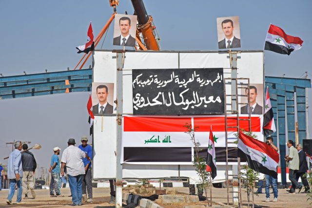 Portréty Bašára Asada na hranici mezi Sýrií a Irákem | foto: Fotobanka Profimedia