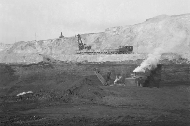 Těžba hnědého uhlí na Sokolovsku v roce 1955 | foto: Karel Mevald,  ČTK