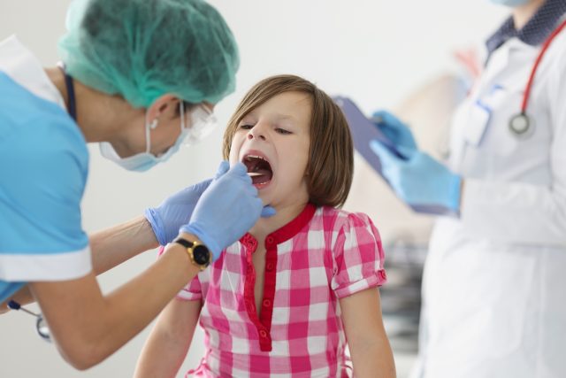 Pediatrů je v Česku málo,  většina absolventi často zůstávají v nemocnicích a praktické ordinace vedou především starší lékaři | foto: Shutterstock