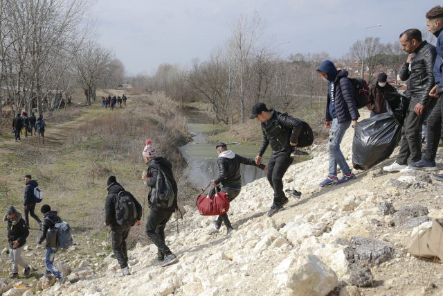 Migranti poblíž hraničního přechodu Pazarakule v Edirne v Turecku,  kteří míří do Řecka | foto: Darko Bandic,  ČTK/AP
