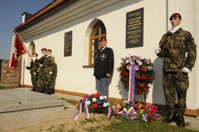 Čestná stráž při kladení věnců u památníku operace BARIUM ve Vysoké | foto: Jan Ptáček