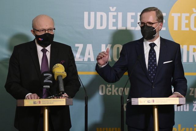 Ministr zdravotnictví Vlastimil Válek a premiér Petr Fiala | foto: Ondřej Deml,  ČTK