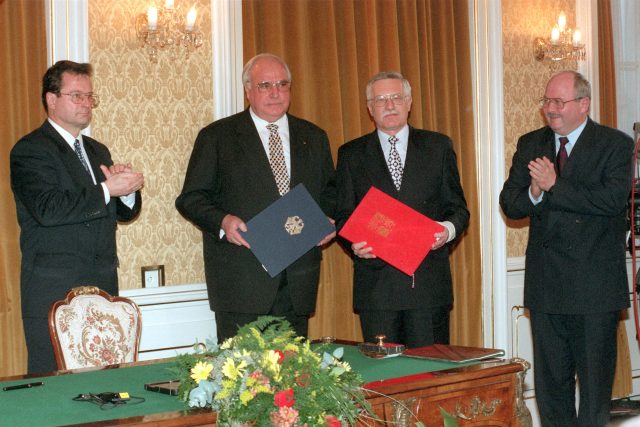 Helmut Kohl a Václav Klaus po podpisu Česko-německé deklarace 21. ledna 1997 | foto: Profimedia