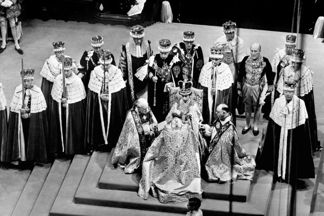 Korunovace britské královny Alžběty II. v roce 1953 | foto: Fotobanka Profimedia